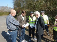 Fahrradtour durch Zündorf mit Amtsleiter für Straßen und Verkehrstechnik verdeutlicht Verbesserungspotential